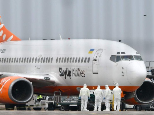 Protestas en Ucrania por llegada de evacuados de China por coronavirus