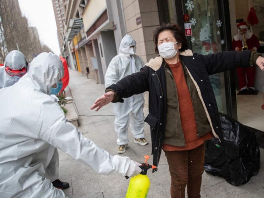 El saldo mundial de muertos por coronavirus supera los 3,700