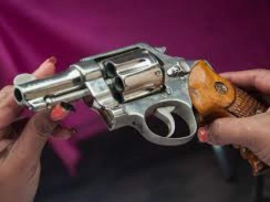 Así es la ruleta rusa, el juego por el que perdió la vida un guardia de seguridad en Honduras