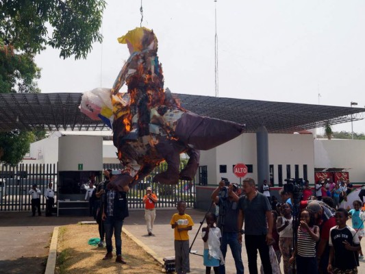 Queman piñatas de Trump y AMLO en el sur de México por deportaciones&nbsp;
