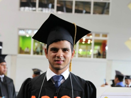 Dedicatoria de graduado de la UNAH conmueve en redes sociales
