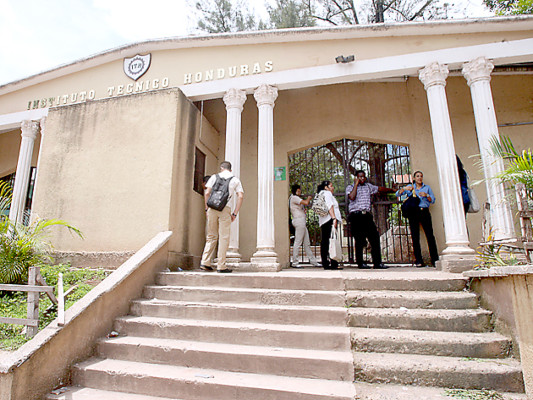 Maestros cumplen paro en perjuicio de miles de niños y jóvenes del sistema educativo público