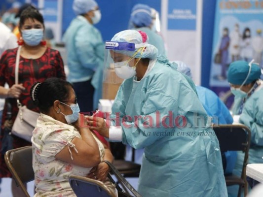 Cerca de un millón de personas serían vacunadas en julio con Moderna y AstraZeneca