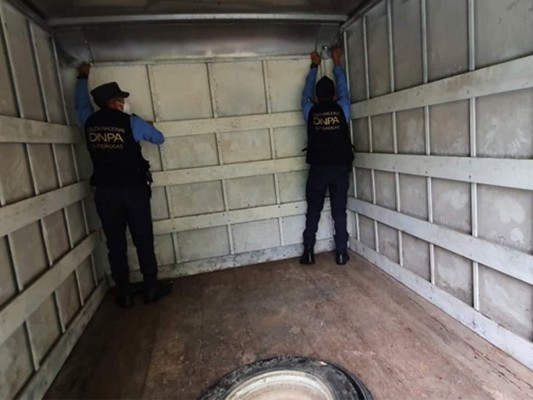 Así fue el decomiso de varios kilos de supuesta cocaína ocultos en caletas (FOTOS)