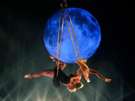 ¡Adorable! Pink y su hija asombran con presentación en los Billboard