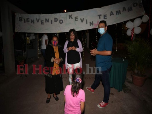 Así fue la bienvenida a Kevin Solórzano en El Chimbo, tras salir larga espera (Fotos)