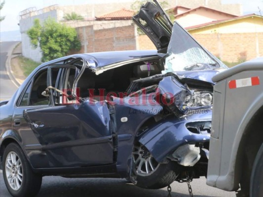 Un muerto y un herido tras colisionar vehículo contra una cisterna