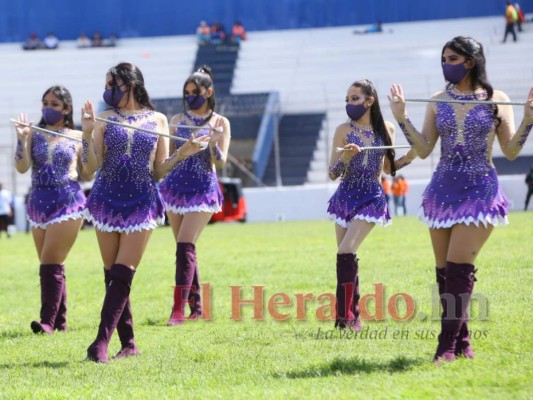 Bellas palillonas del Central se lucen en el show del Bicentenario (FOTOS)