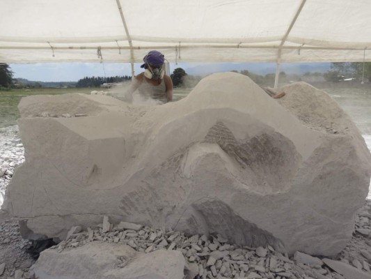 Dedicados escultores plasman su inspiración sobre piedras