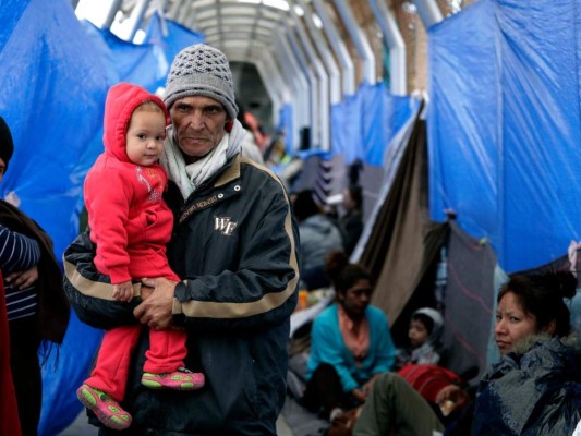 Migrantes liberados de centros de detención son llevados a hoteles de paso en Texas