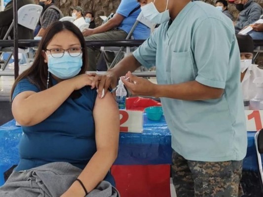 Guatemala recibe 200 mil vacunas Sputnik tras polémico retraso
