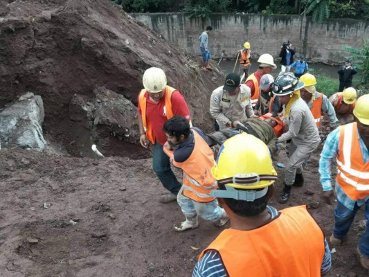 Obrero se salva de morir soterrado en la colonia 21 de Octubre