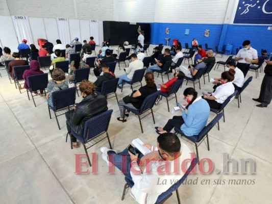 La sala de espera del centro de triaje de la Villa Olímpica lució abarrotada de pacientes el lunes. Foto: David Romero/El Heraldo