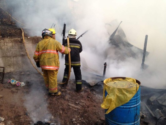 Incendio consume tres viviendas en la colonia José Arturo Duarte de la capital de Honduras