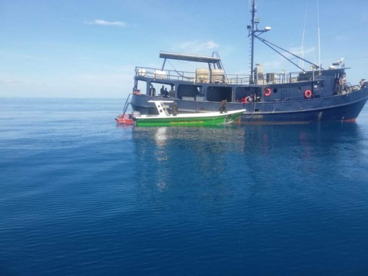 Incautan dos embarcaciones con supuesta droga; hay una persona muerta