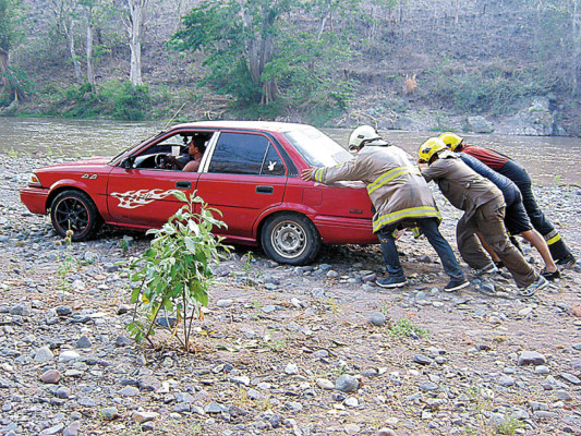 Crecida del río Telica arrastra tres vehículos