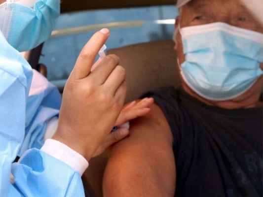 Así continúa vacunación contra covid-19 para adultos mayores en varios puntos de la capital (FOTOS)