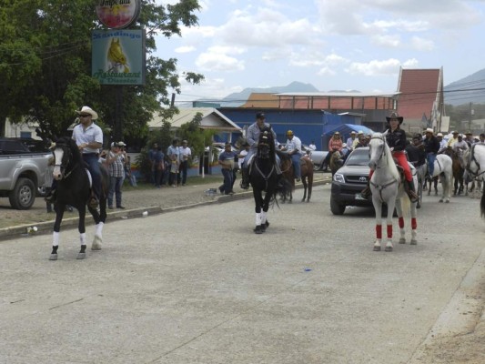 Honduras: Concurrido desfile durante el inicio de feria patronal