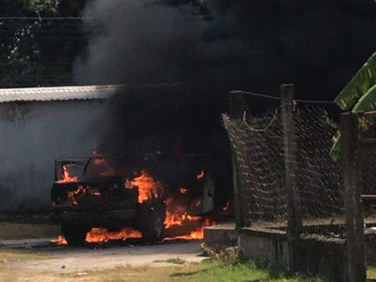 Fotos: Así quemaron vehículo para borrar evidencias tras doble crimen en La Ceiba