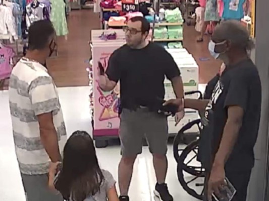 Hombre saca arma durante disputa por mascarillas en Florida  