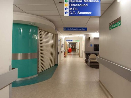 Empleada sanitaria británica sospechosa de asesinar a 8 bebés