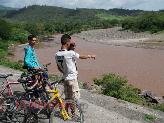 Las tristes imágenes del velorio de hermanos arrastrados por el río Ulúa tras accidente vial