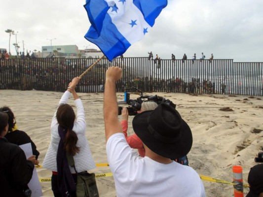 Migrantes hondureños llegan con caravana a la frontera México-Estados Unidos