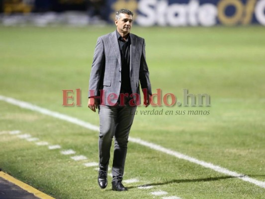 Diego Vazquez y su elegante atuendo en la final Motagua vs Saprissa