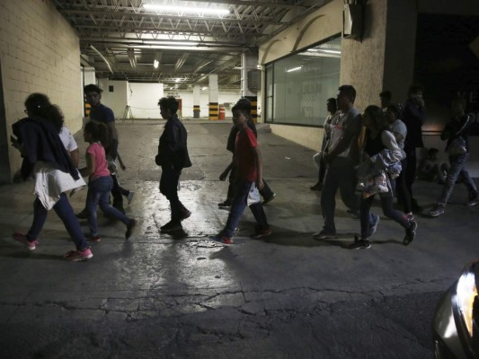 FOTOS: Migrantes con niños en brazos sin saber qué hacer tras retornar a México