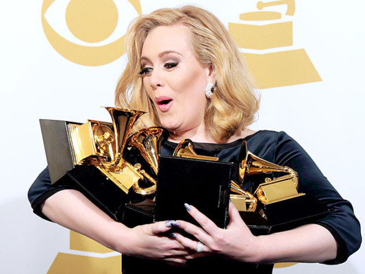 Adele consolida su éxito al llevarse seis premios Grammy