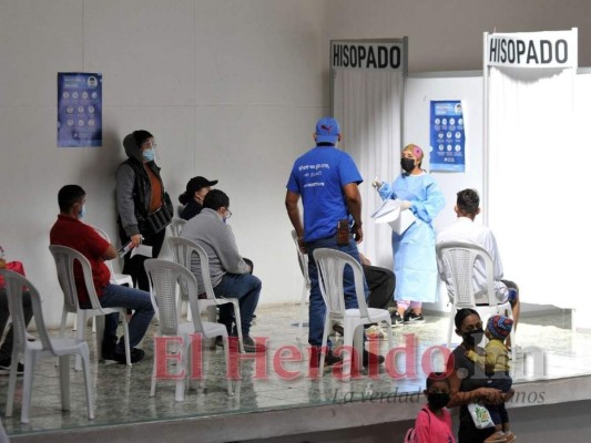 La aplicación de las pruebas PCR en los centros de triaje funciona mediante citas. Los médicos determinan a quienes aplicarle la prueba y lo agendan para el siguiente día o dentro de dos días. Foto: Marvin Salgado/El Heraldo