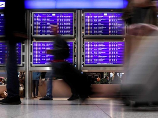 Para ver a su novia, joven estadounidense se disfraza para ingresar a Alemania