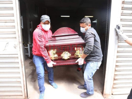 Entre dolor y resignación, familiares retiran cadáver de prestamista asesinado en Danlí