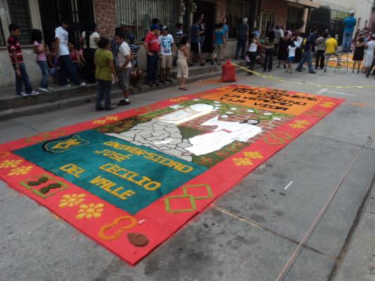 Comayagua vuelve a maravillar a propios y extraños con sus magníficas alfombras