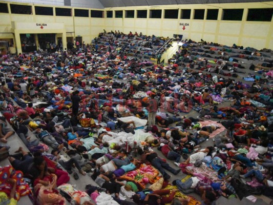 Así pasan la noche los hondureños de la caravana de migrantes