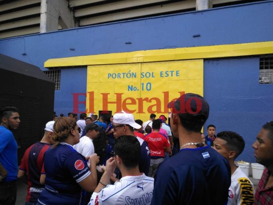 FOTOS: Ambientazo en las afueras de estadio Nacional a la espera de Motagua vs Olimpia