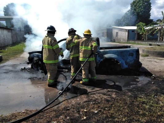 Fotos: Así quemaron vehículo para borrar evidencias tras doble crimen en La Ceiba