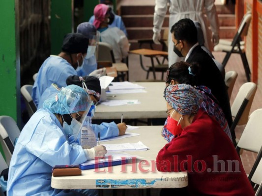 Afluencia masiva de hondureños en brigadas médicas contra covid en la capital
