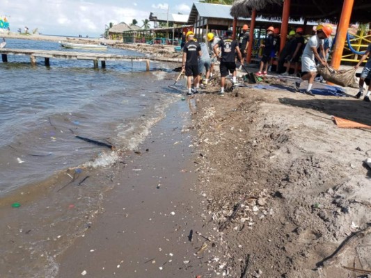 Realizan jornada de limpieza en el río Motagua tras oleada de basura