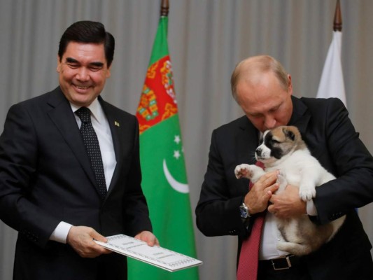 Putin, amante de los perros, recibe cachorro como regalo