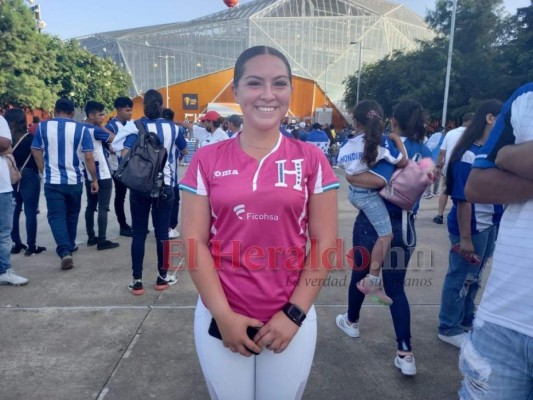 Bellas aficionadas catrachas se robaron las miradas en el BBVA Compass para el Honduras-Panamá