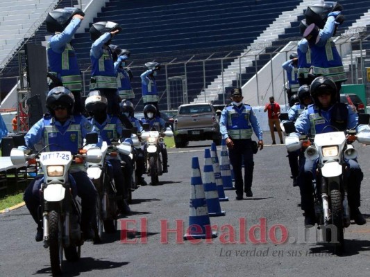 Policías de tránsito alistan un novedoso acto de saludo sobre motocicletas. Foto: Alex Pérez/El Heraldo