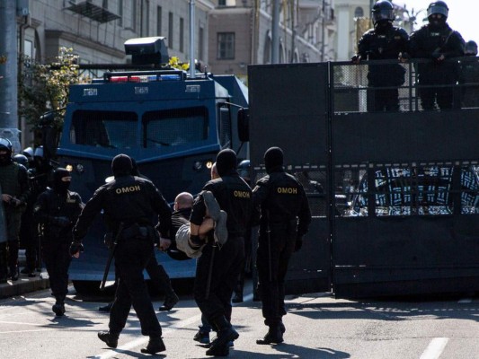 Un muerto en EEUU tras choques entre antirracistas y seguidores de Trump