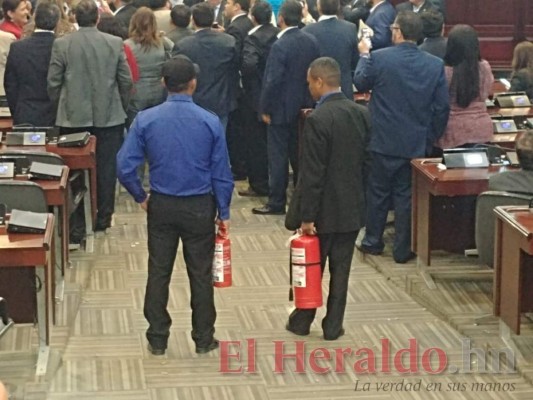 Cohetes y golpes: Así fue el zafarrancho de Libre dentro del Congreso Nacional