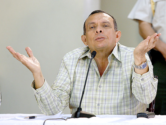 Porfirio Lobo deja en suspenso aprobación de decreto de compra de medicamentos