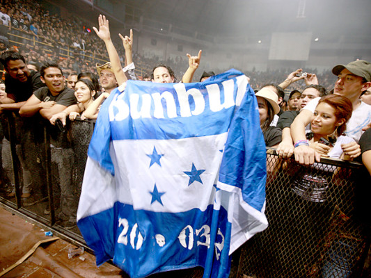 Rock cantinero al estilo Bunbury se vivió en Honduras