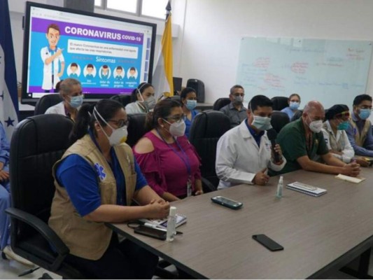 Las autoridades de la Secretaría de Salud en la conferencia de prensa del lunes. Los expertos mostraron el avance del covid-19 en Cortés.