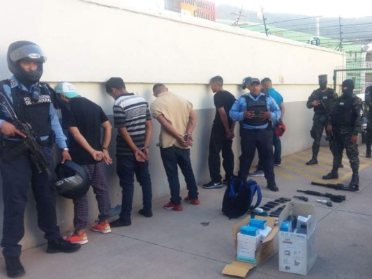 Caen seis hombres cuando asaltaban un negocio en la capital