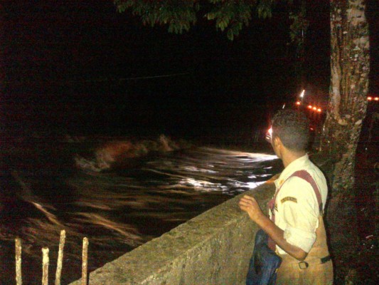 Rescatan a ocho personas en Cortés y Comayagua