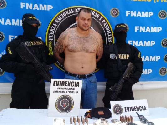 Miembros de la Fuerza Nacional Antimaras y Pandillas (Fnamp) presentan evidencias decomisadas a 'Oso'.